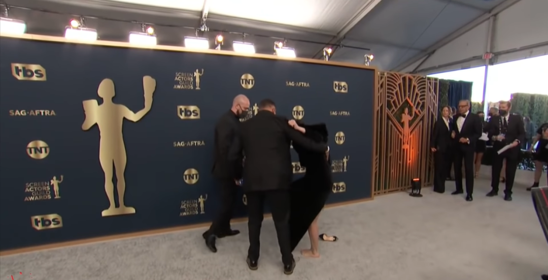 迪丽热巴|迪丽热巴现在走红毯要3个人抬?她这裙子得有100斤吧