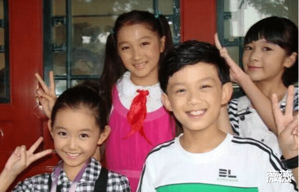 防晒喷雾 娱记曝关晓彤定期去打美白针，因身体受到影响，露面都靠全身擦粉