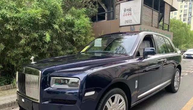 外卖小哥骑车撞到劳斯莱斯,车主叫他先去买包烟,回来后他感动哭了