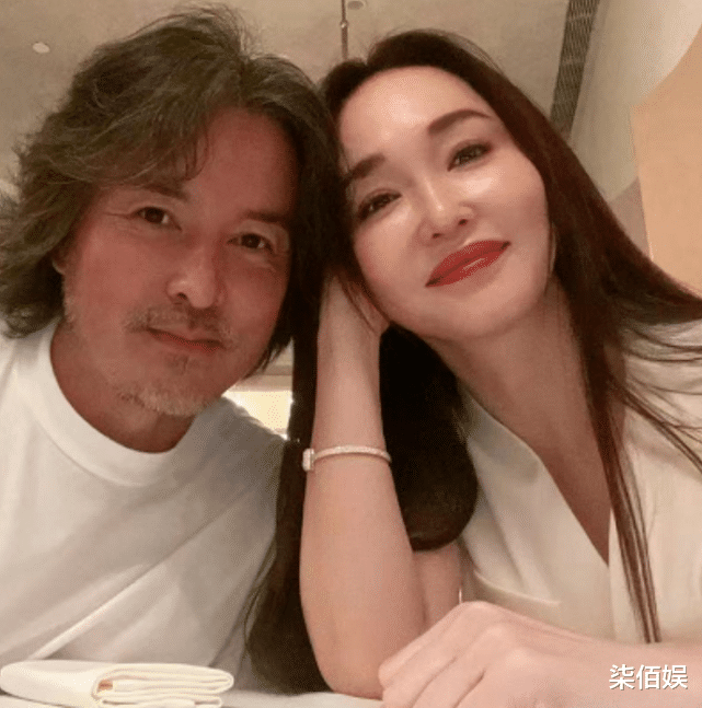 奔跑吧兄弟|51岁范文芳与儿子看表演,打扮好少女,拍照时脚踩椅子上惹争议