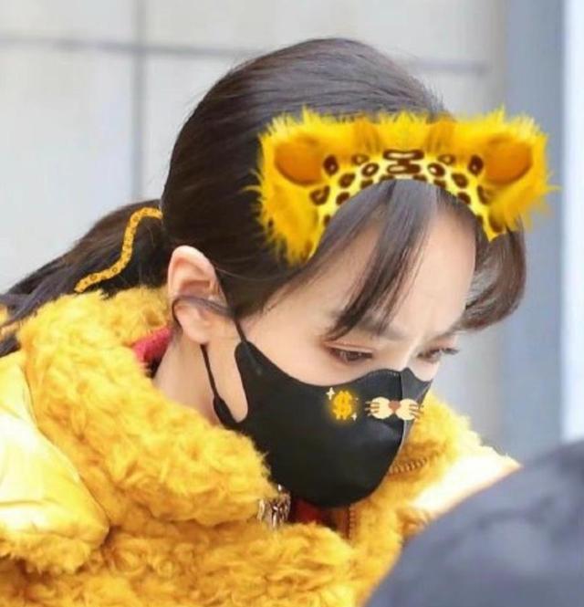 张小斐|春晚第二次联排：张小斐外套过万，朱一龙穿校服，宋茜像肉松面包