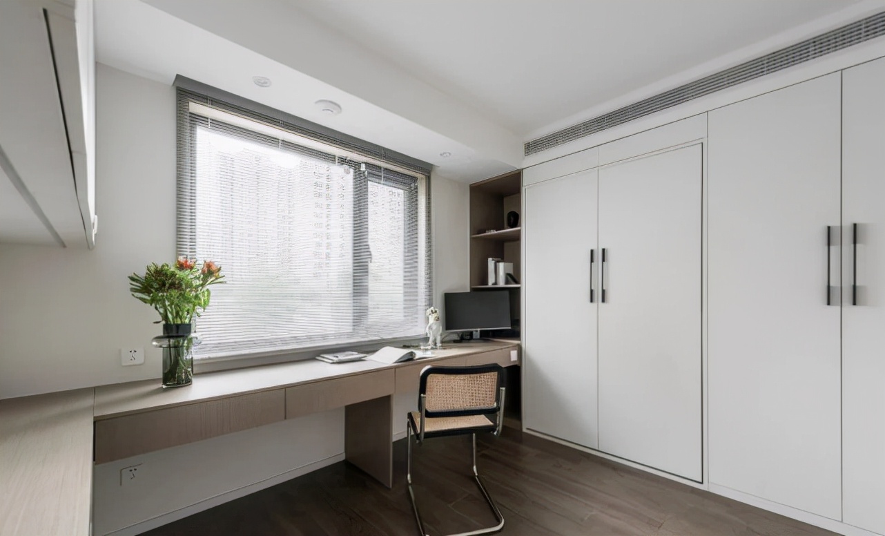 85平现代风二居室，原木色增加空间的温馨感，壁灯很特别