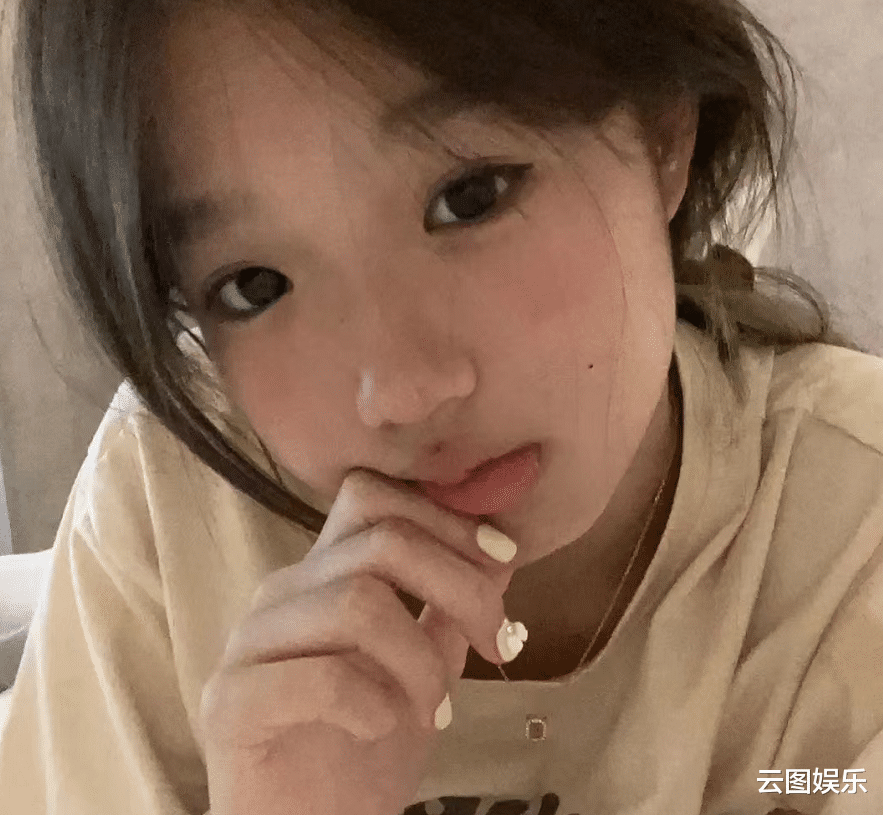 钟丽缇 钟丽缇13岁二女儿近照引关注！化妆美甲打扮成熟，高颜值太像妈妈