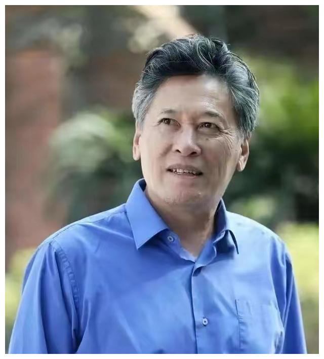 国家一级演员医院被偶遇，手提布包穿破旧皮鞋，与粉丝合影无架子