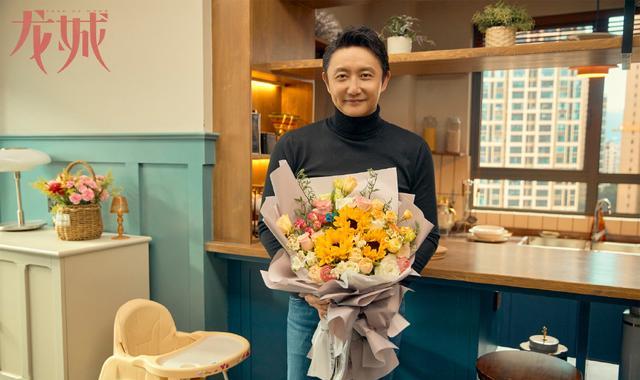 马伊琍|马伊琍新剧来袭，合作一位小14岁男演员，波浪卷大红唇颜值能打