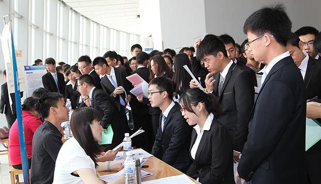 |985硕士晒出“税务局”工资条表示不满，是“凡尔赛”还是事实？