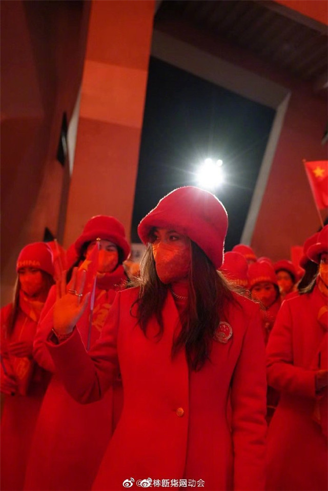 冬奥会|冬奥会开幕中国队入场，谷爱凌站方阵第一排，?一身中国红太可爱