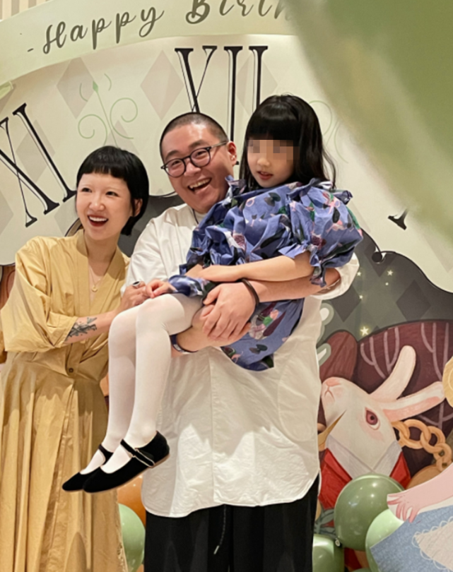 郝劭文|郝劭文未婚妻是离异妇女,打扮大胆风格另类,还有一个7岁的女儿