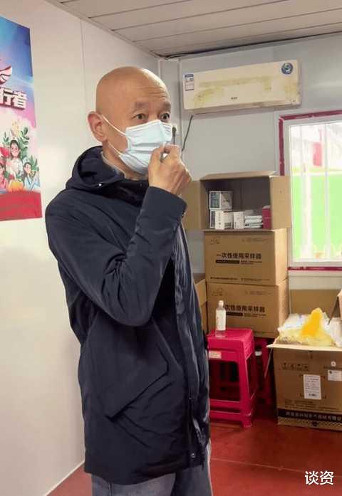 葛优|65岁葛优做核酸被偶遇，身材消瘦精神矍铄，网友：你大爷还是你大爷