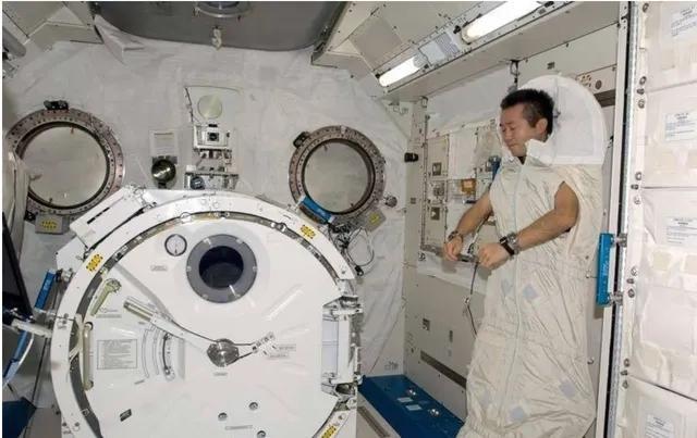 刘洋在太空半年,与2个男士共同生活,怎么保护隐私?