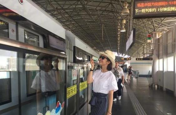 刘在石|林依晨产后复出为他人撑伞，给女儿用二手物品，活成女明星的反面