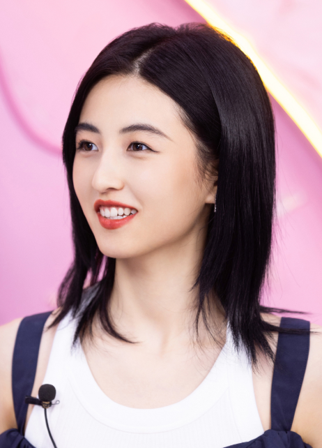 张子枫直播“红唇”抢镜，转型不成功显老气，网友：不如不化