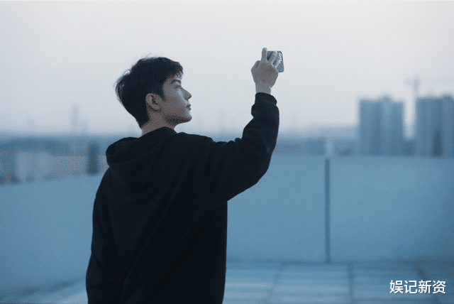 肖战|肖战再上热搜，休假逛街被偶遇，网友：“神官”下凡了？