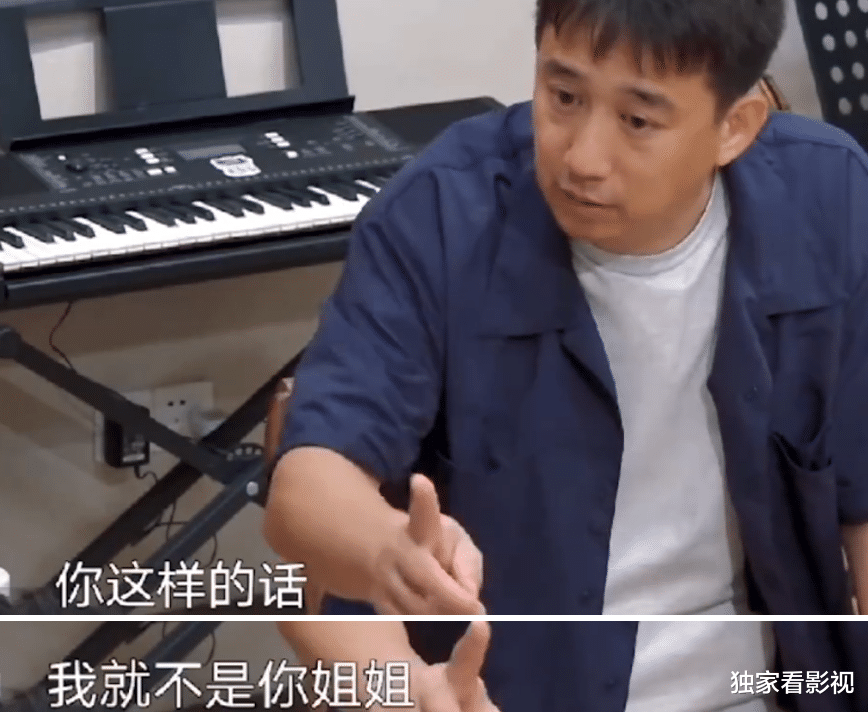 黄磊|黄磊三胎儿子露正脸，单眼皮、性格安静神似二姐，一家五口高颜值