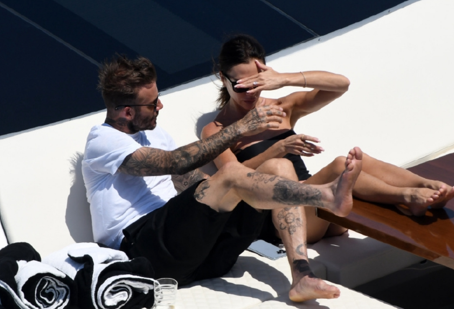 维多利亚|48岁维多利亚和47岁小贝，在游艇上晒太阳！老夫老妻享受享福时光