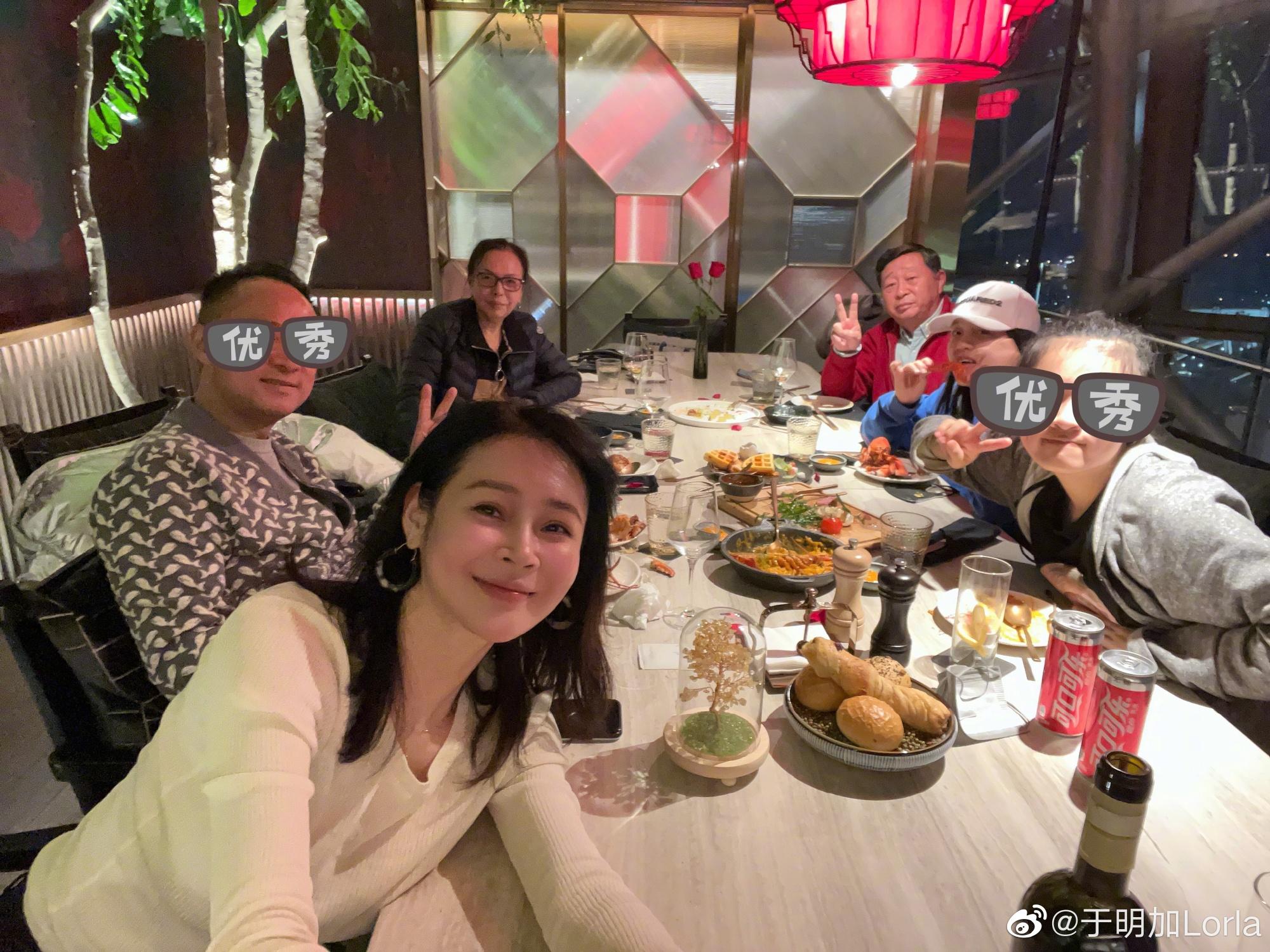 于明加为长女庆生,14岁萌姐身高174cm超妈妈,母女仨同框似姐妹