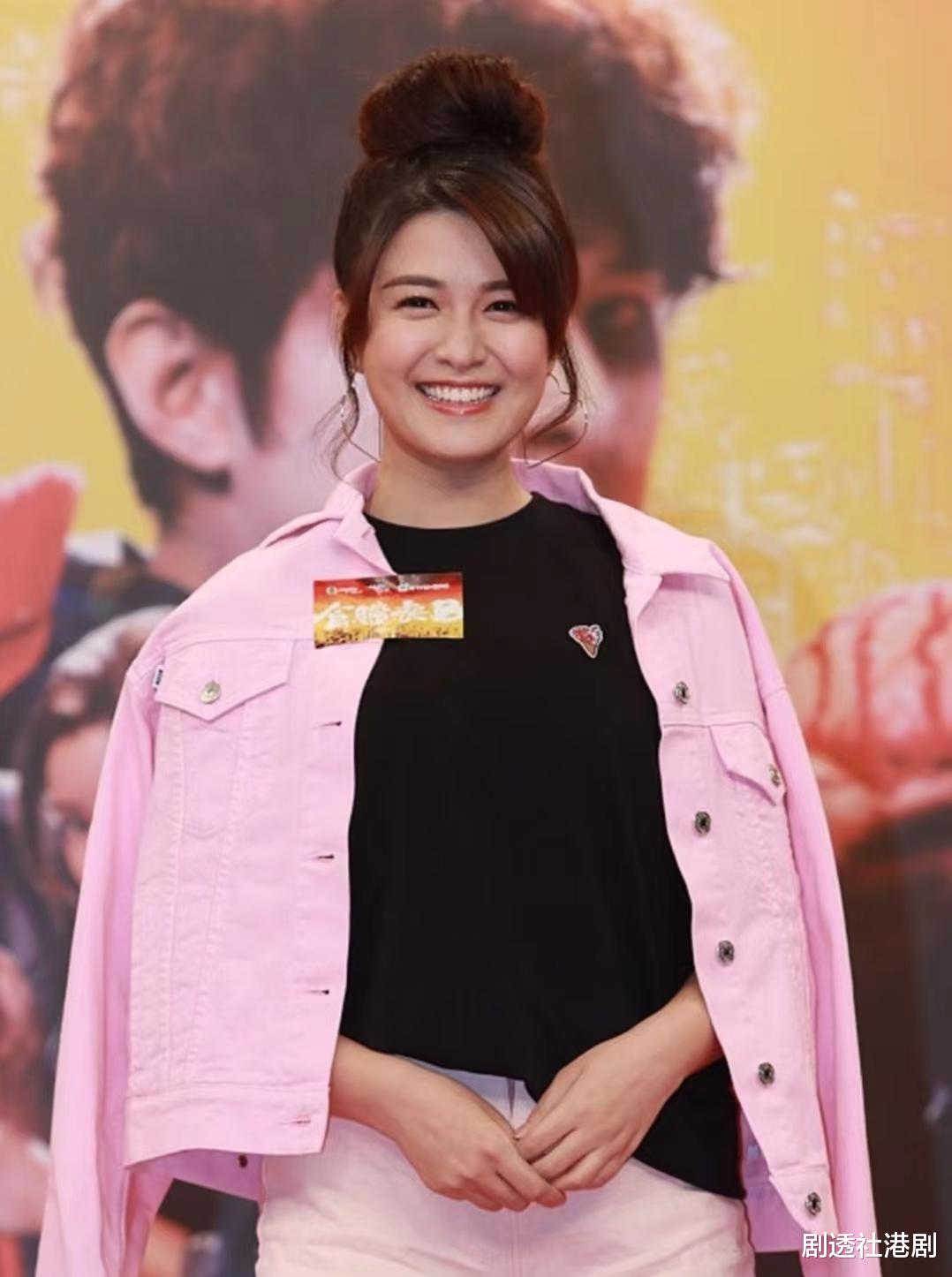 TVB|今年台庆再接再厉!TVB上位小花不怕被嘲时装车祸,曾多套造型被批