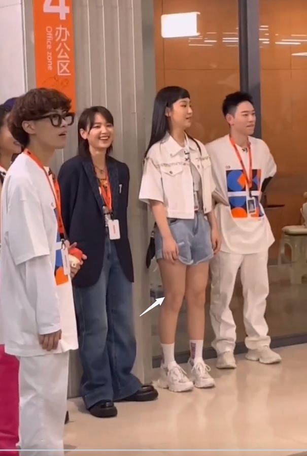 周笔畅|《声生不息》扫楼路透，周笔畅帮员工打饭，打乒乓球笑到放飞自我