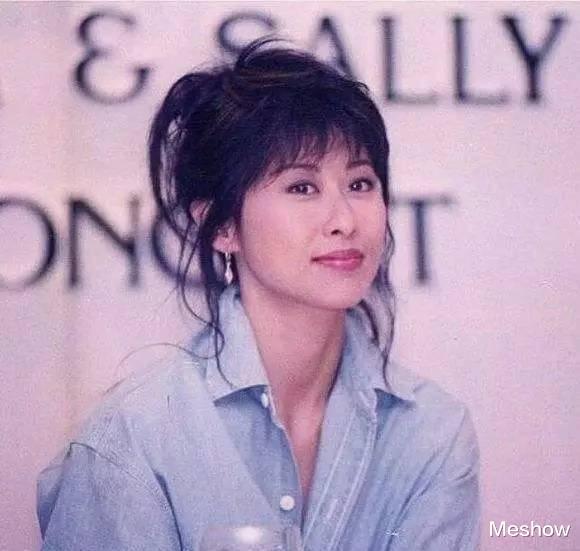 费翔|费翔为她终身未娶，她却转身嫁给天王，如今58岁依旧丰腴