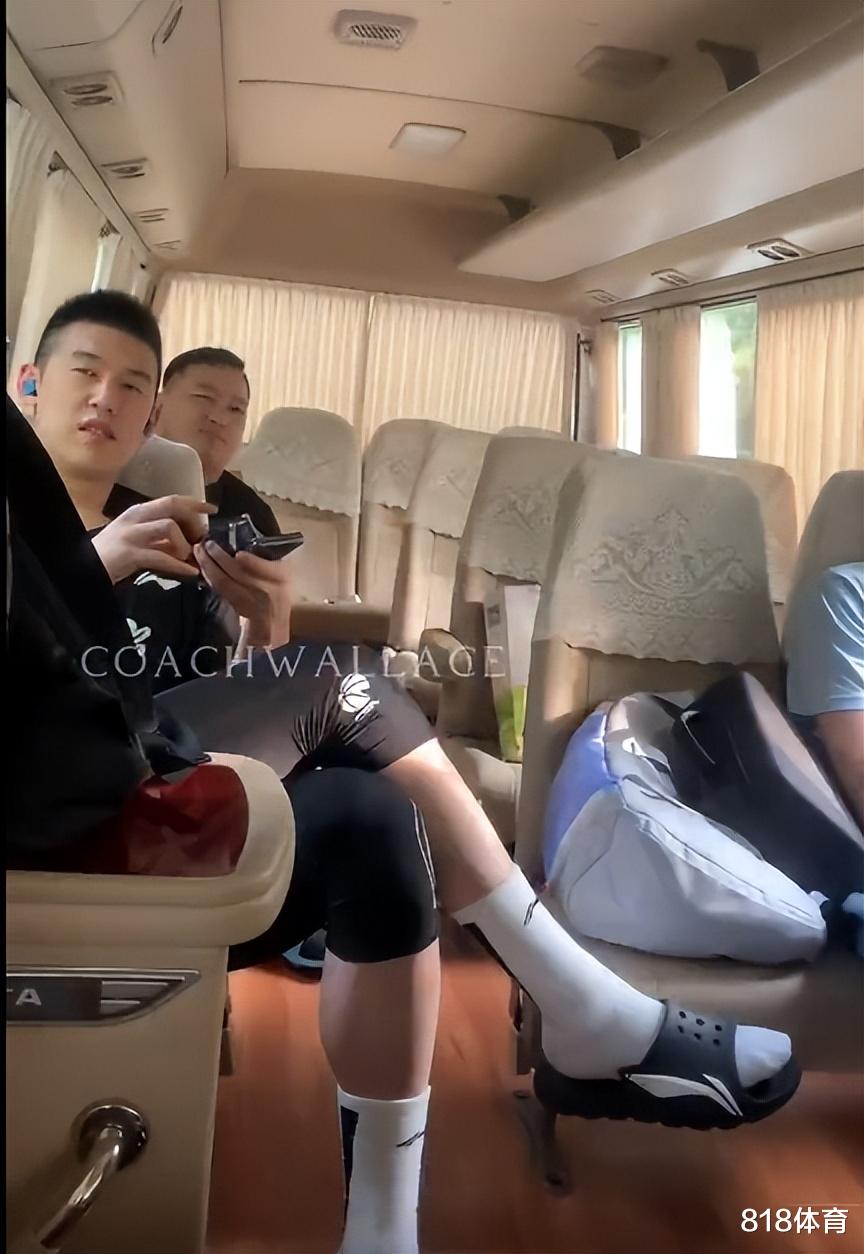 张镇麟|补妆! 付豪辽篮大巴上掏出一个\化妆盒\, 微笑着取出一副LV耳机戴上