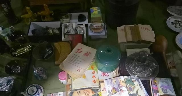 北京“鬼市”:五更出摊天亮消失,看货不问价,照货不照人