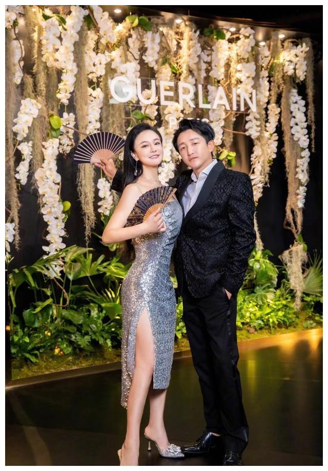 不愧是拳皇的菜！前央视主持冉莹颖久违赴宴真用力，穿吊带太抢镜
