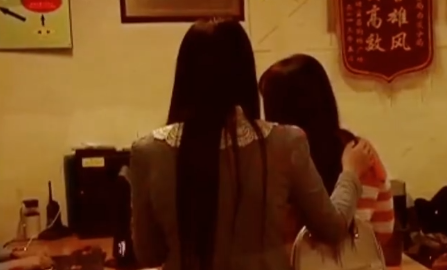 韦小宝|软饭王现代版“韦小宝”，两个女友夜店挣钱为他养妻儿，被抓后竟为他求情