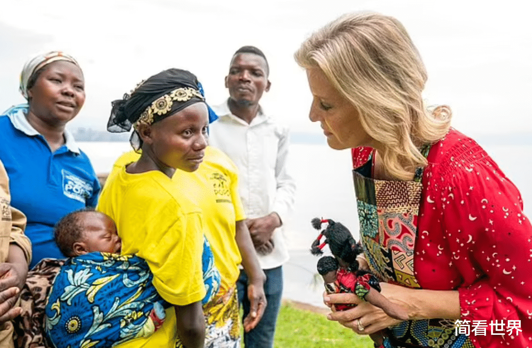 |57岁苏菲王妃太美了！穿火红长裙惊艳亮相非洲，笑靥如花不再悲伤