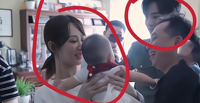 肖战|肖战成“新手奶爸”!片场不敢抱孩子,急的手忙脚乱太可爱