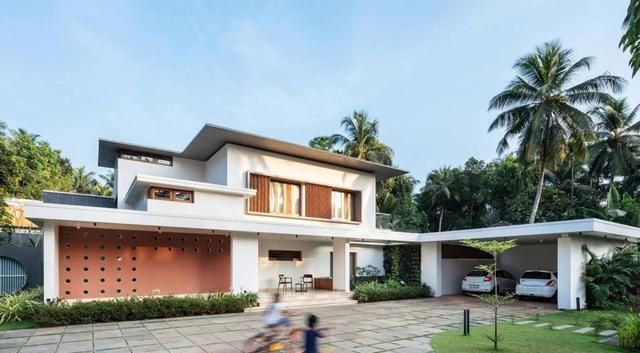 坐拥一套私宅别墅,庭院大到媲美足球场,平时却不显山露水,低调