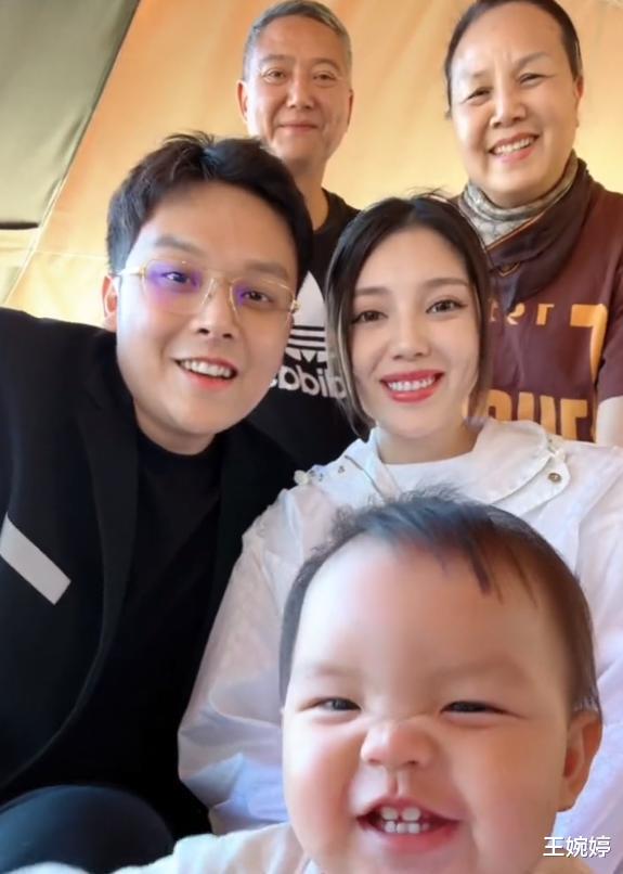 兜儿晒全家福,吨吨单眼皮小眼睛牙缝大,网友:比小猪妹好看多了