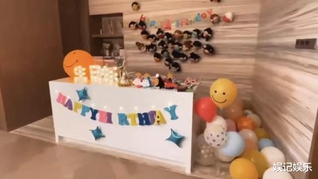 赵丽颖|赵丽颖庆生派对曝光,颖宝装扮乖巧,劈着叉许愿吹蜡烛太可爱