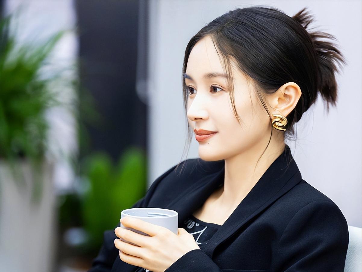 王子文|王子文懒理分手传闻,晒《三体》候场照,穿军大衣仍冻得鼻头发红