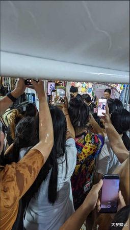 王嘉尔|游客“泰国巧遇王嘉尔”！铁粉冒雨跟随让偶像说话了