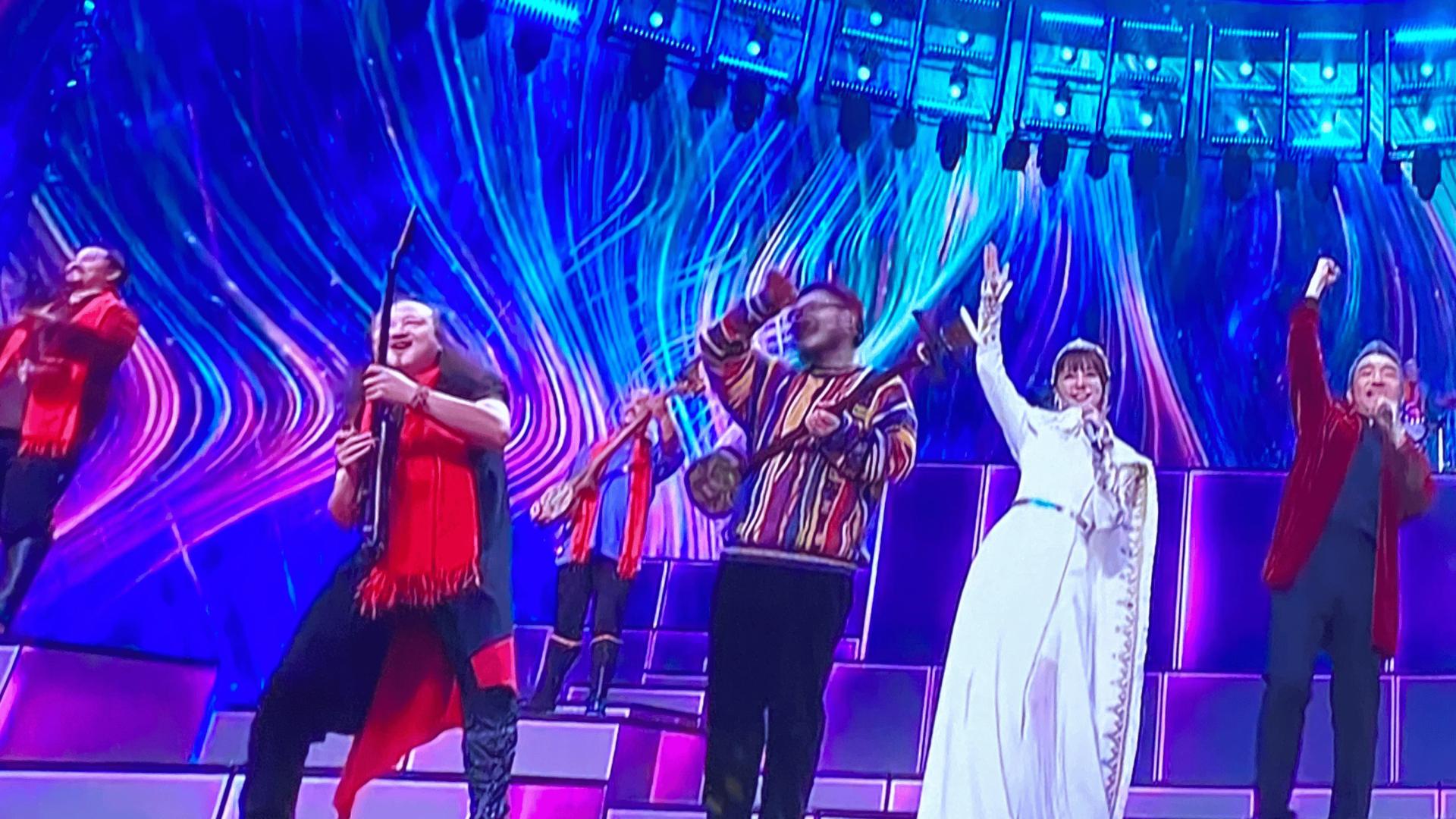 |张尕怂春晚舞台上踩阿兰裙子