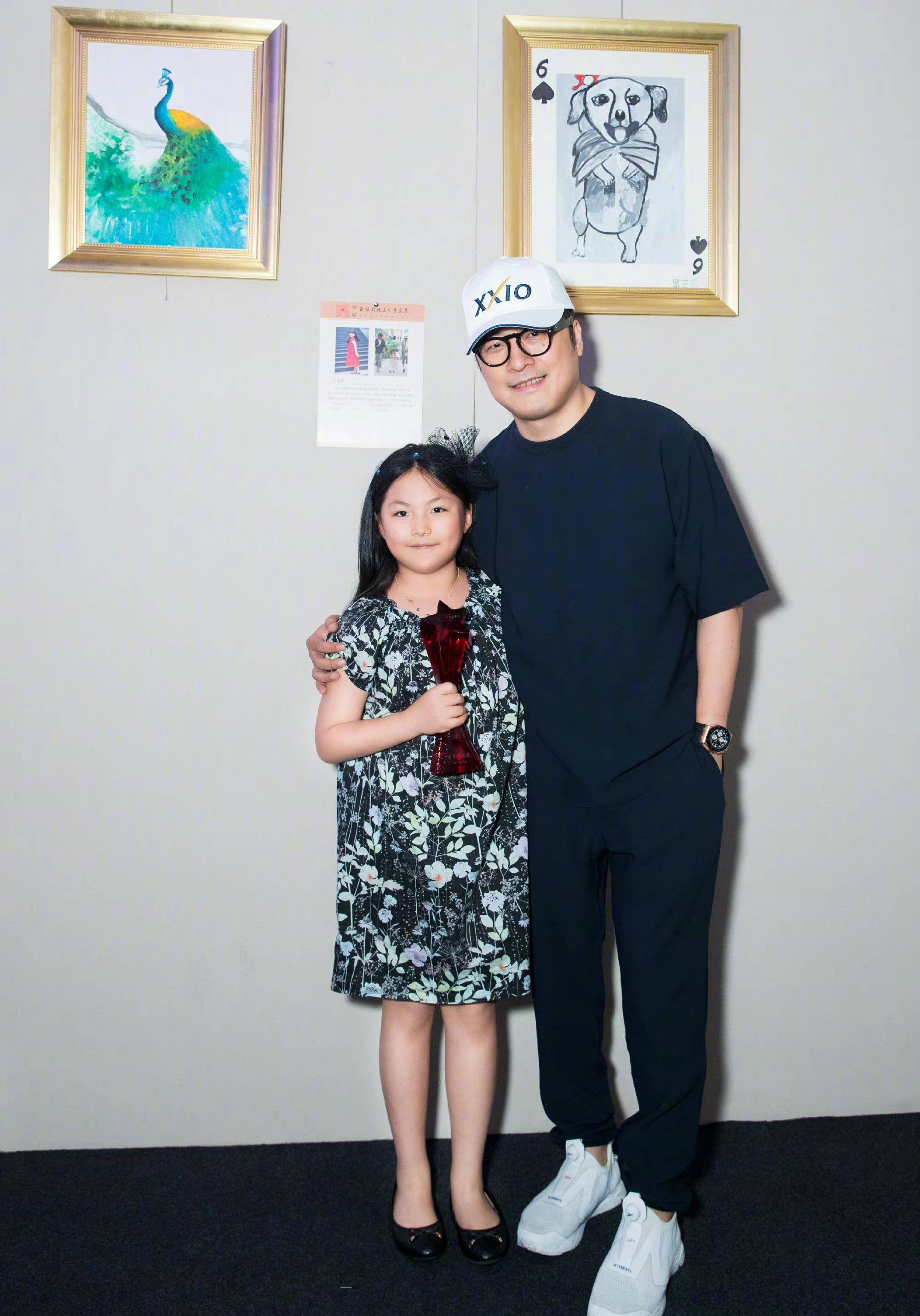 王诗龄|李湘母女现身英国国家美术馆！背万元名牌包，13岁王诗龄身材纤瘦