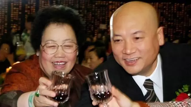 |迟重瑞：为爱险丧命，因继子一句话留光头，“嫁”豪门吃软饭？