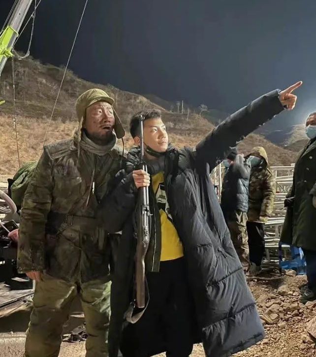 |胡军儿子拍写真，13岁康康越发帅气，被网红喊话进娱乐圈