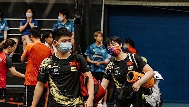 |国乒0冠刘国梁丝毫不担心！开心带球员们踢足球，梁靖崑钓鱼太逗