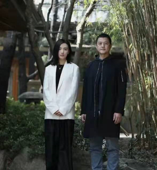 李亚鹏|李亚鹏回应再婚传闻，态度扑朔迷离，与小19岁女友婚纱照疑曝光