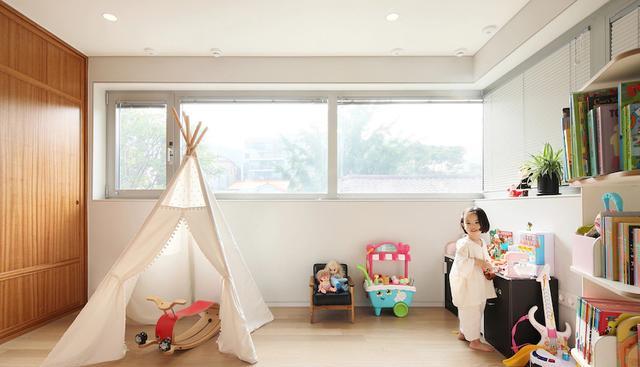 153两层小楼，天井封顶变身室内花园，一家3口的生活惬意十足