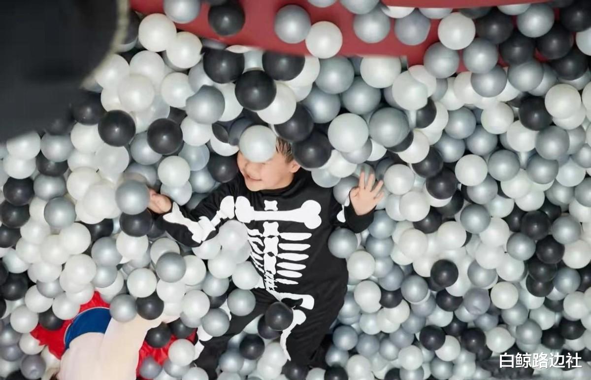 佟丽娅|佟丽娅带儿子和董璇聚餐!6岁朵朵好壮实,和高云翔女儿玩得开心