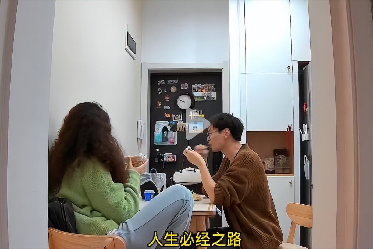 浙江杭州,男子失业很焦虑,女友开导很贴心:我周末打工养你!