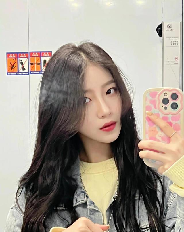 影视圈|亭亭玉立、姿色天然的中国新生代艺人赵安妮，人美心善的小仙女