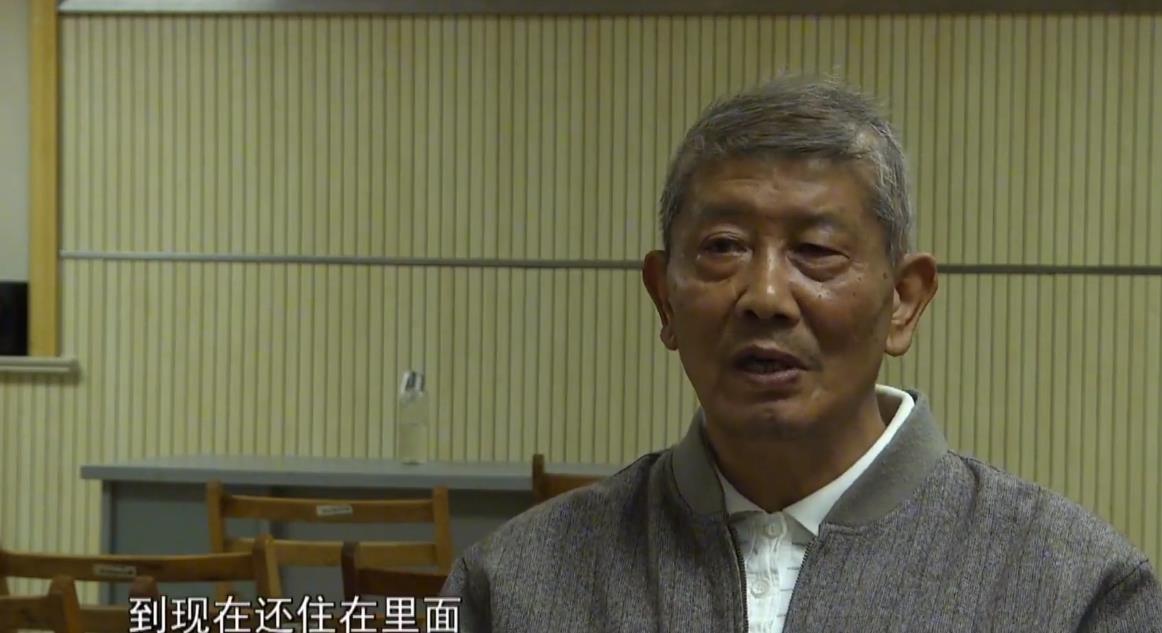 17年,上海老人偶遇摆摊夫妻,好心提供住宿,女子却非要与其结婚