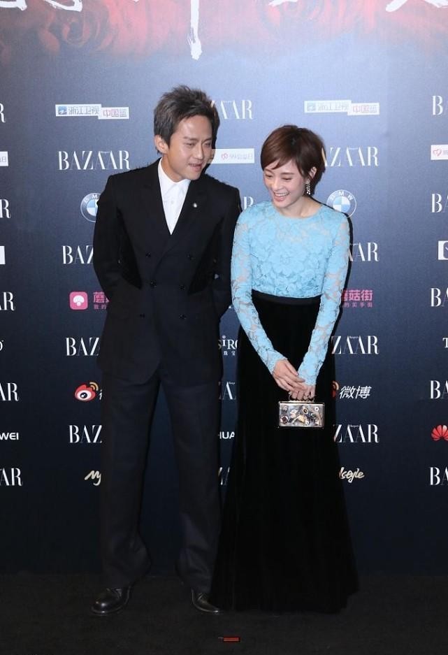 孙俪|孙俪穿上蓝色的服装好可爱,和老公同框更柔美,气质挺像少女的