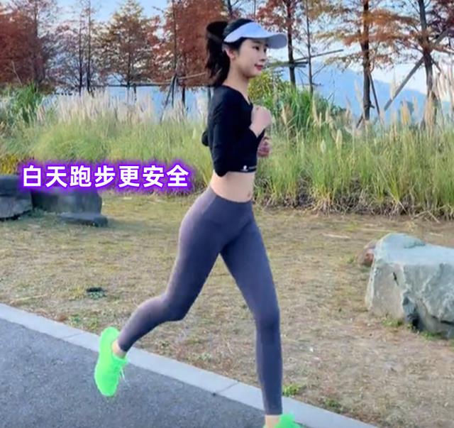 想红想疯了!女子穿运动内衣夜跑被吐槽,市民:正经人不这么穿