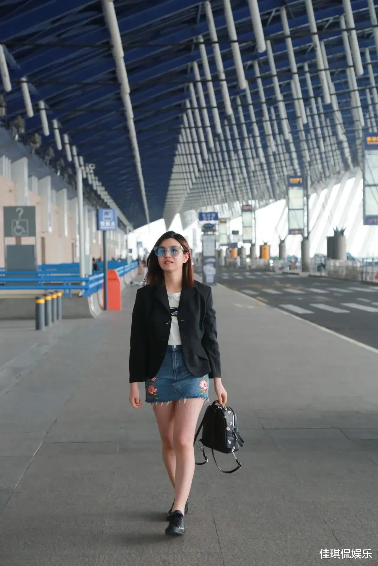 明星|看到陈妍希的机场生图,这才是明星最真实的腿,平时我们看到的都是修出来的