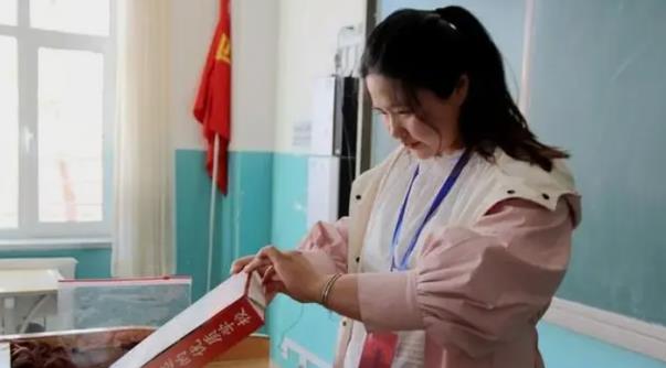 教师|一考生被误认成陪考，如今教师招聘现场孕妇居多，到底是为什么