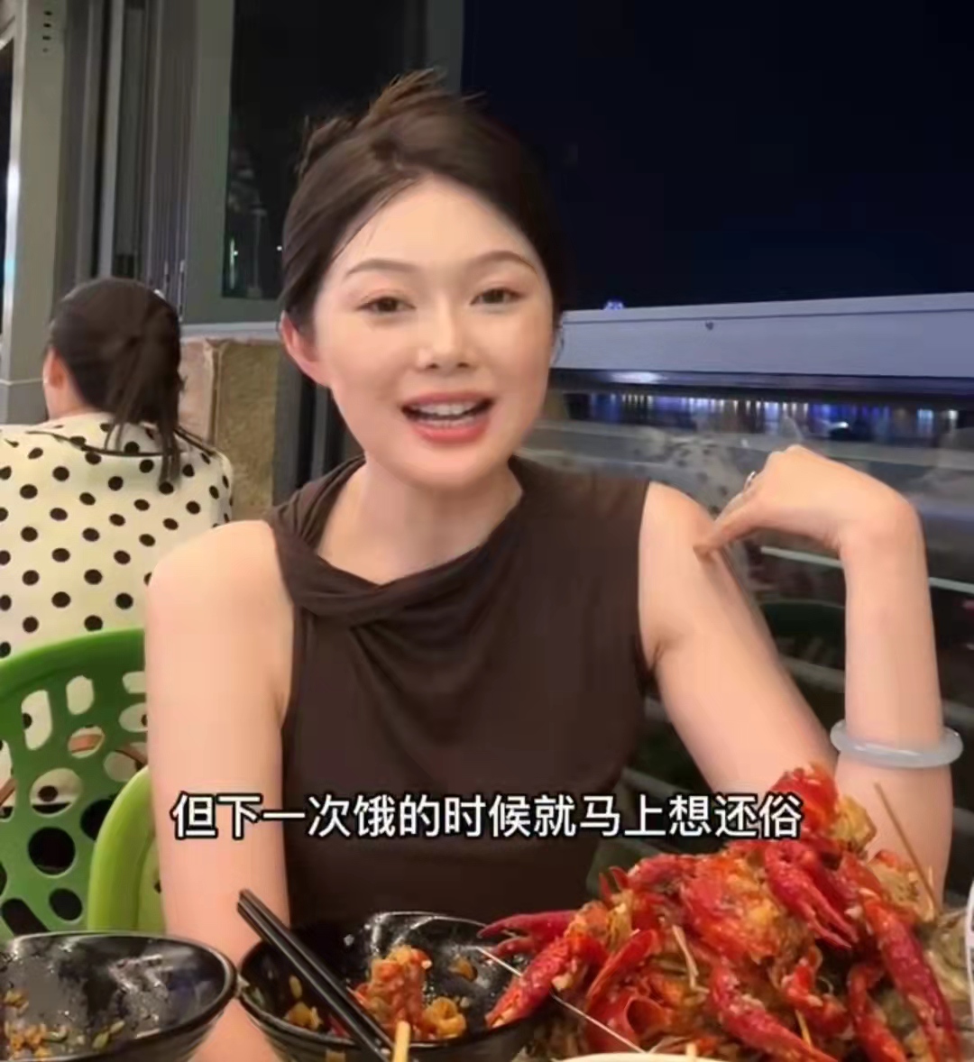 范冰冰|京圈贵妇晚晚长沙游玩，富豪老公亲为其剥虾，二人还当街热吻